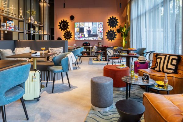 ox-fraos-the-lounge-in-lobby-29068_Wide-Hor